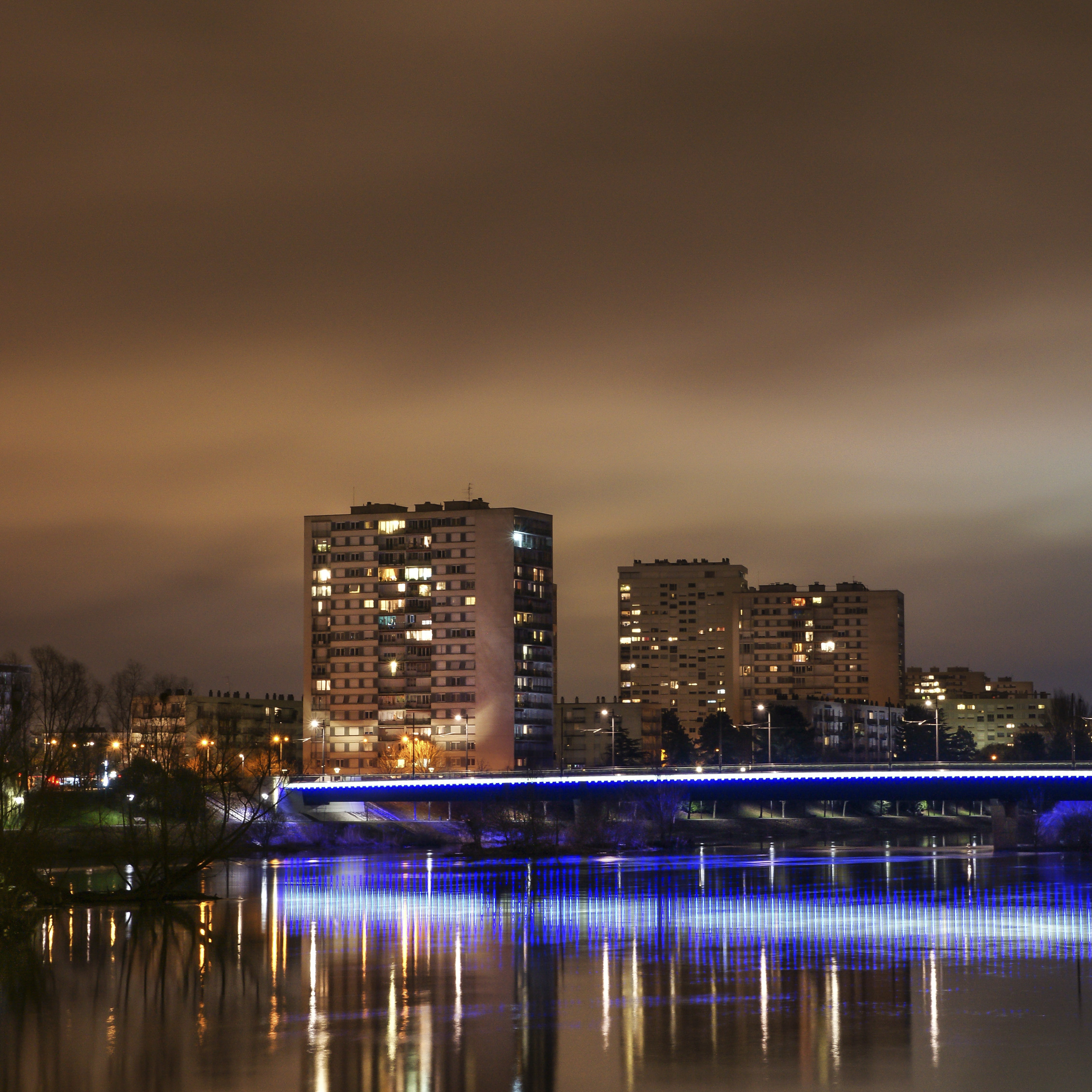 Quartier des rives du Cher et pont du tramway en premier plan - Mars 2015